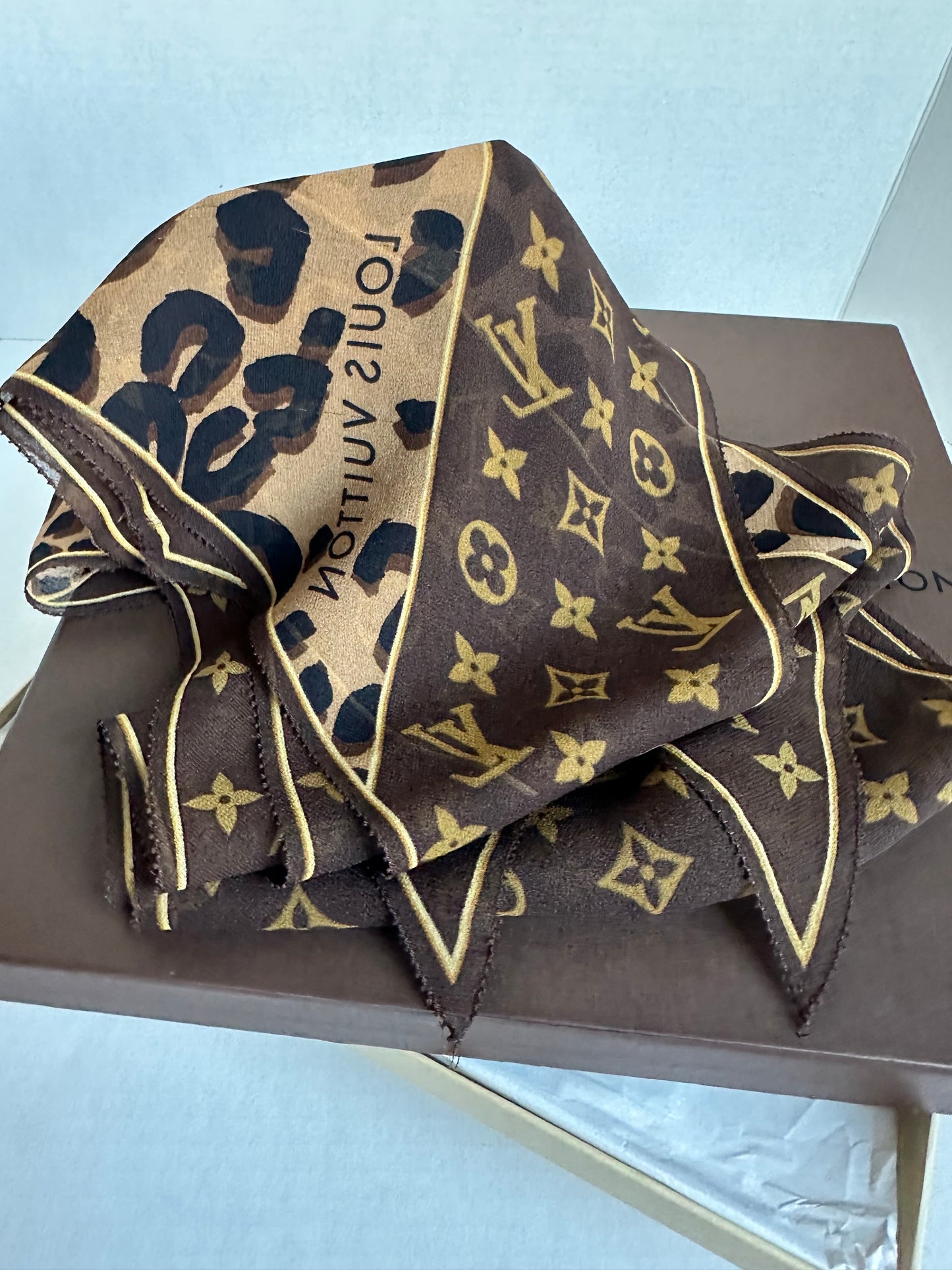 Louis Vuitton Pre-Owned Monogram Leopard silk scarf