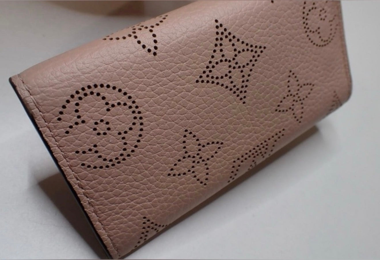 Louis Vuitton Key Holder Case Monogram Mahina Magnolia
