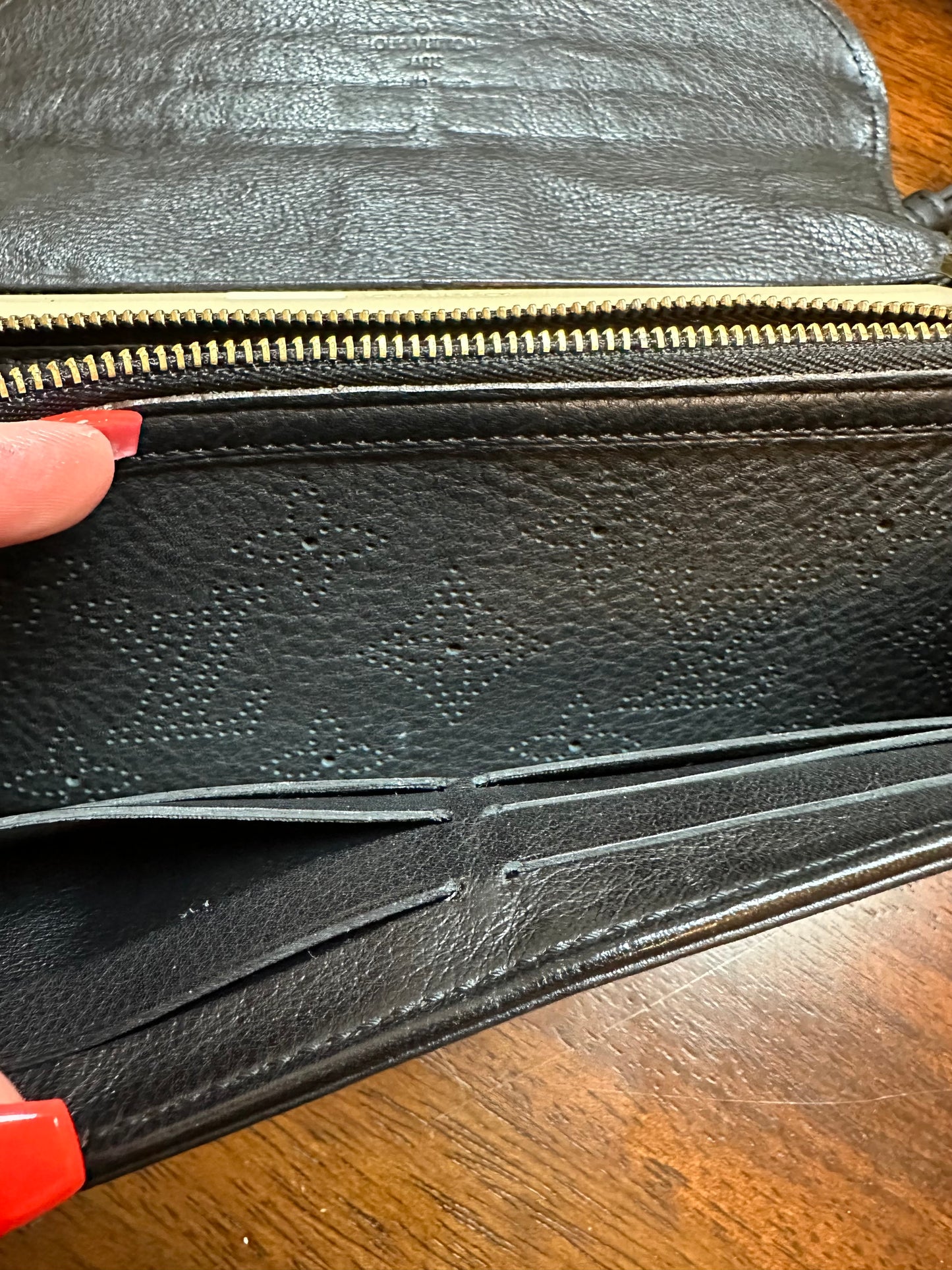 LOUIS VUITTON Mahina Portofeu luris wallet