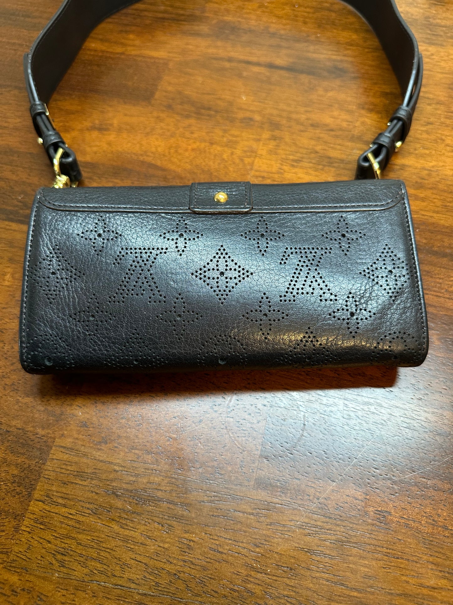 LOUIS VUITTON Mahina Portofeu luris wallet