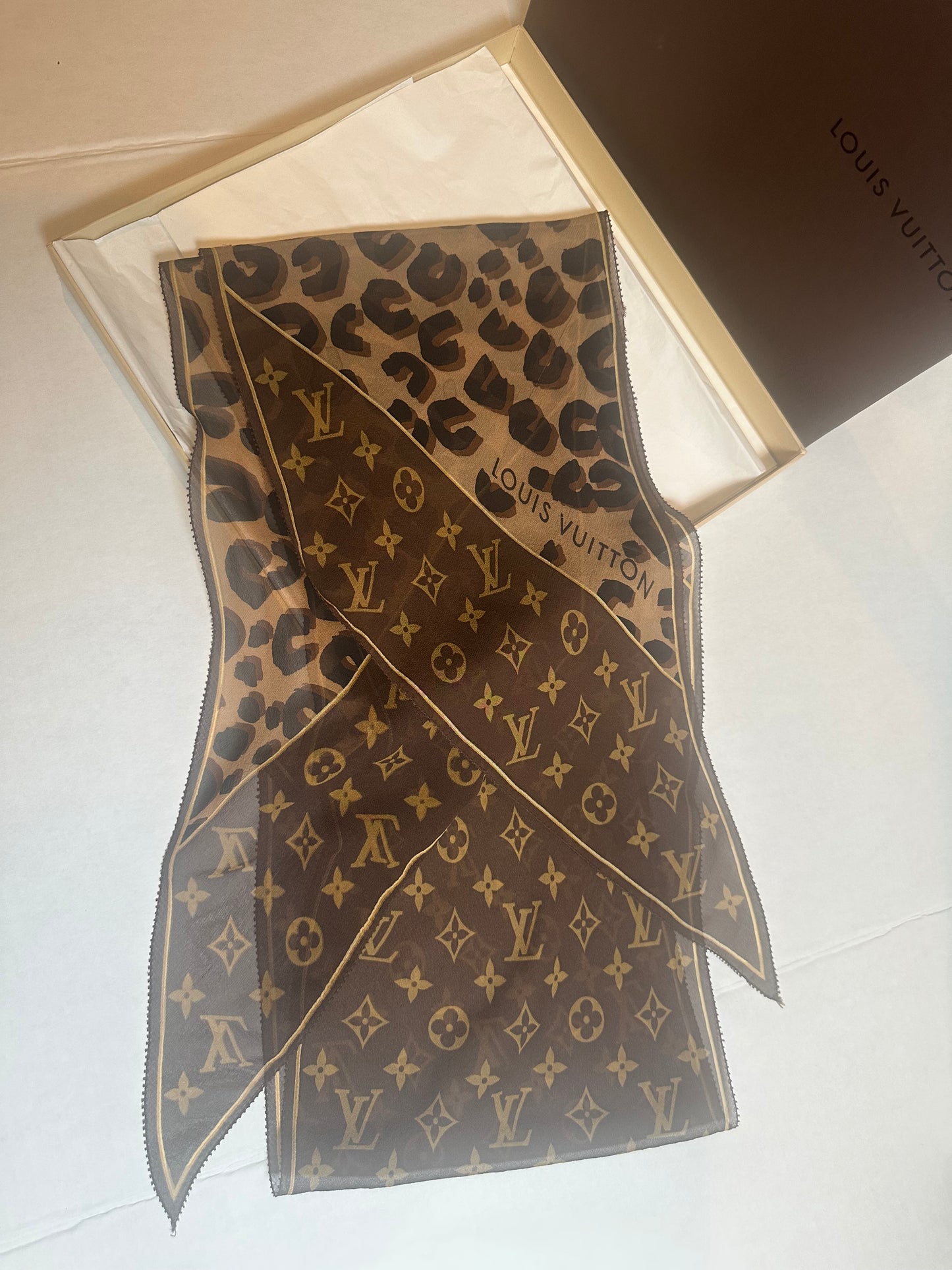 Louis Vuitton Pre-Owned Monogram Leopard silk scarf