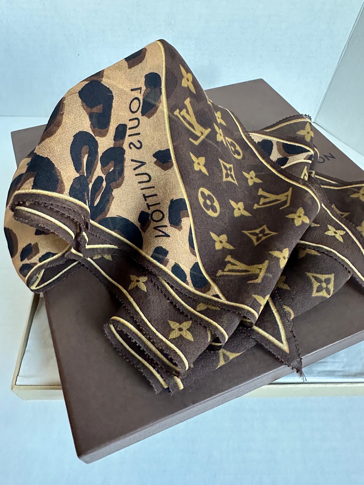 Louis Vuitton Pre-Owned Monogram Leopard silk scarf