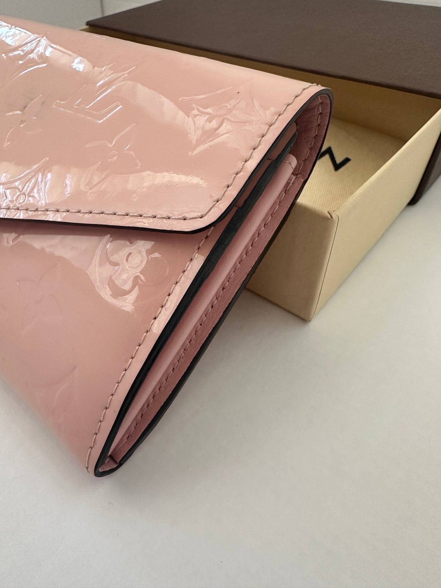 Louis Vuitton Sara Wallet, Portefeuille baby pink Monogram Vernis