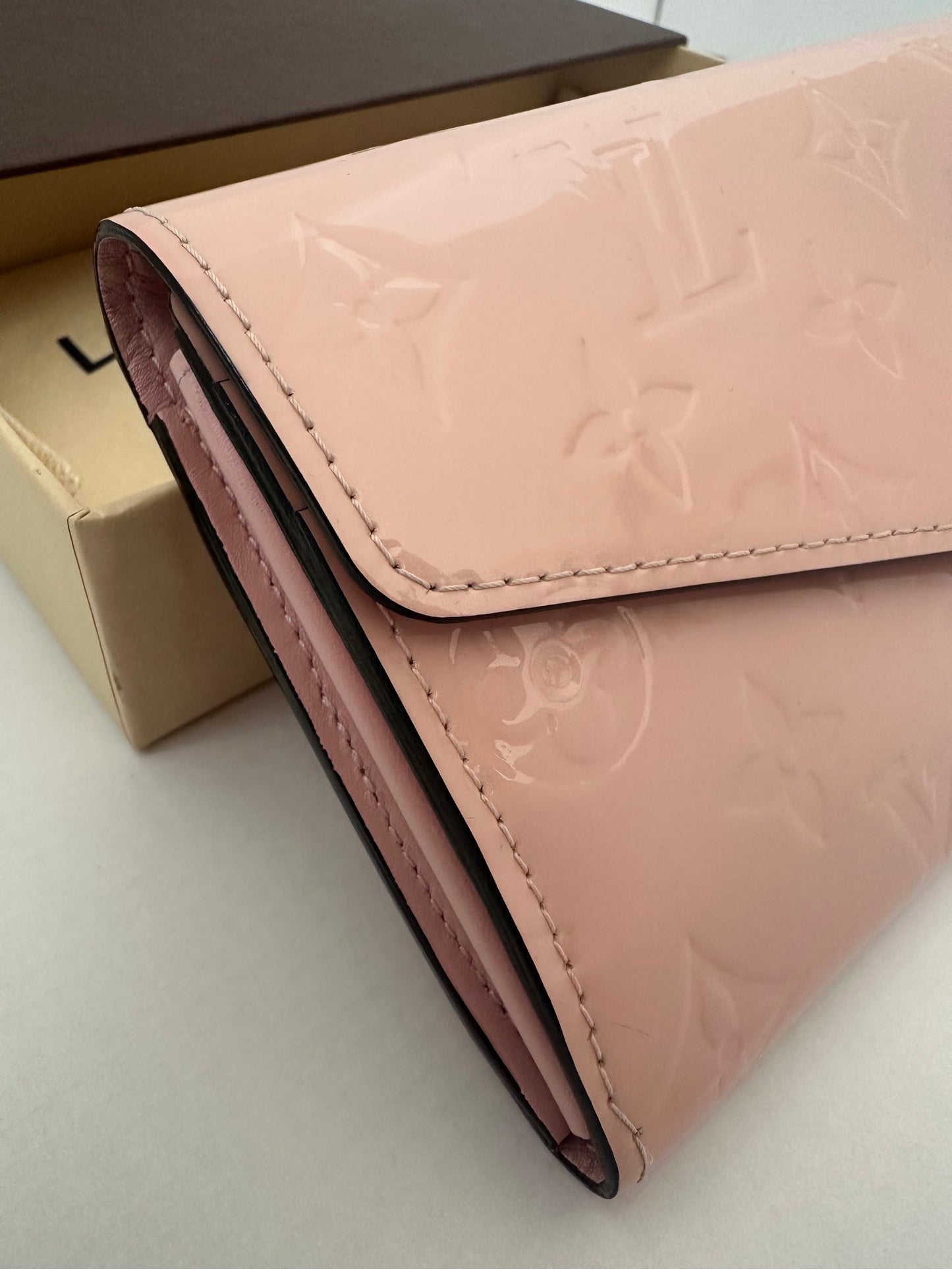 Louis Vuitton Sara Wallet, Portefeuille baby pink Monogram Vernis