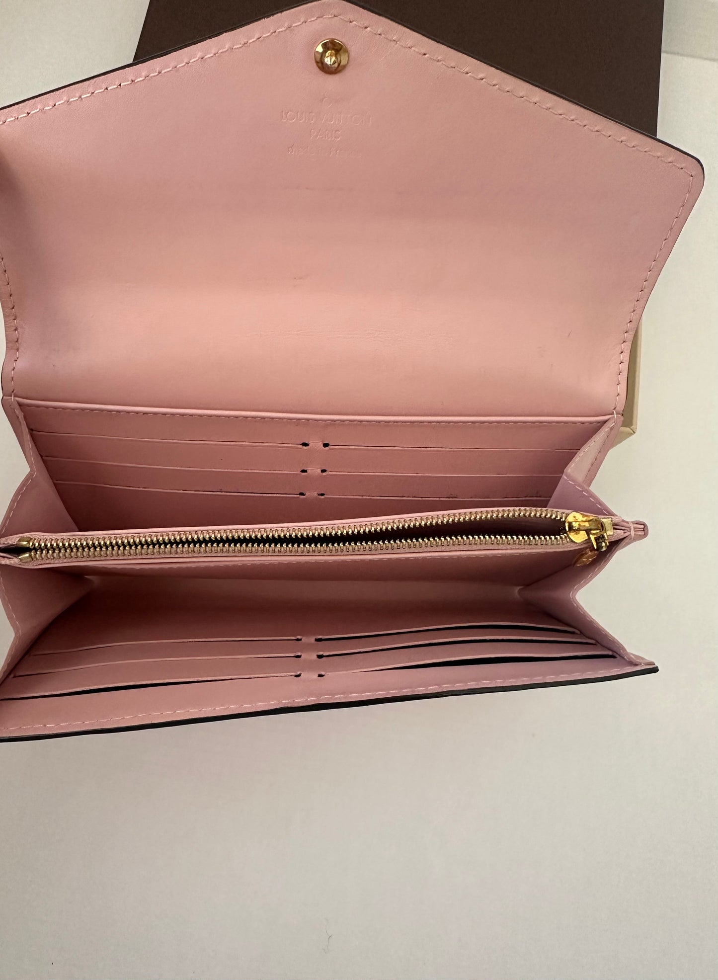 Louis Vuitton Sara Wallet, Portefeuille baby pink Monogram Vernis