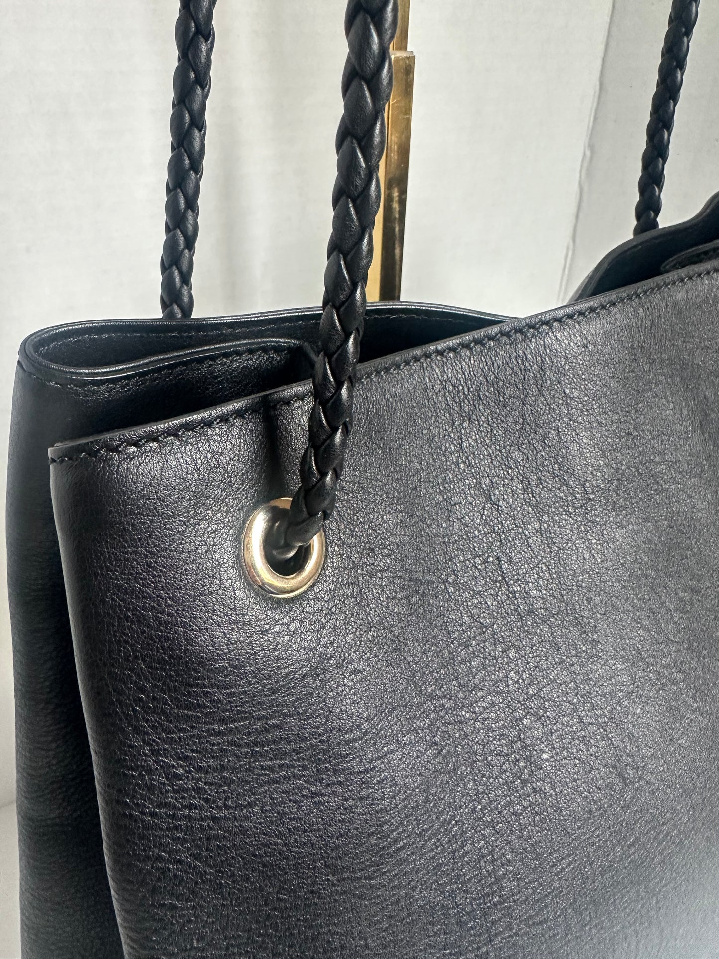 Available Gucci black leather shoulder bag