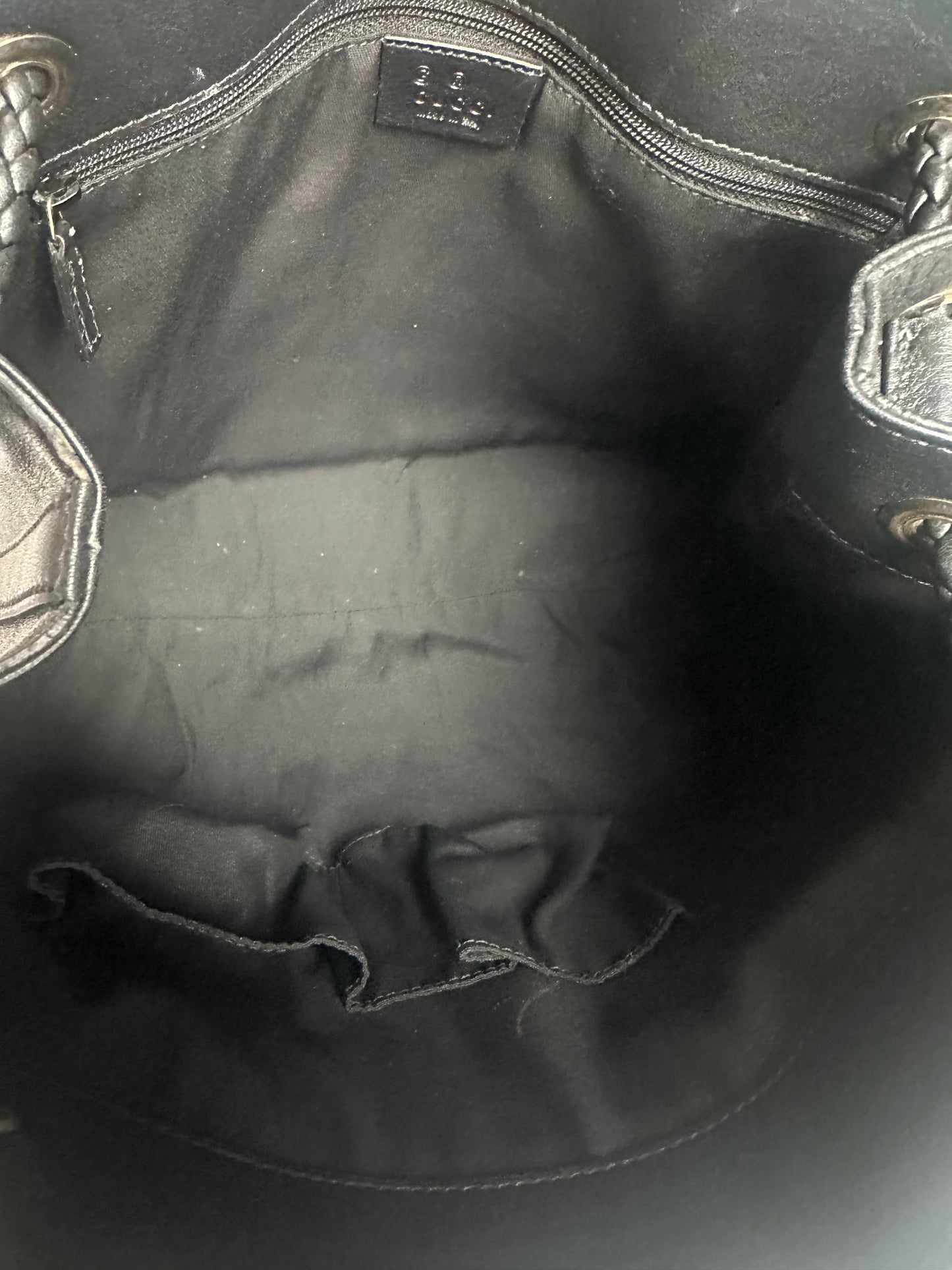 Available Gucci black leather shoulder bag