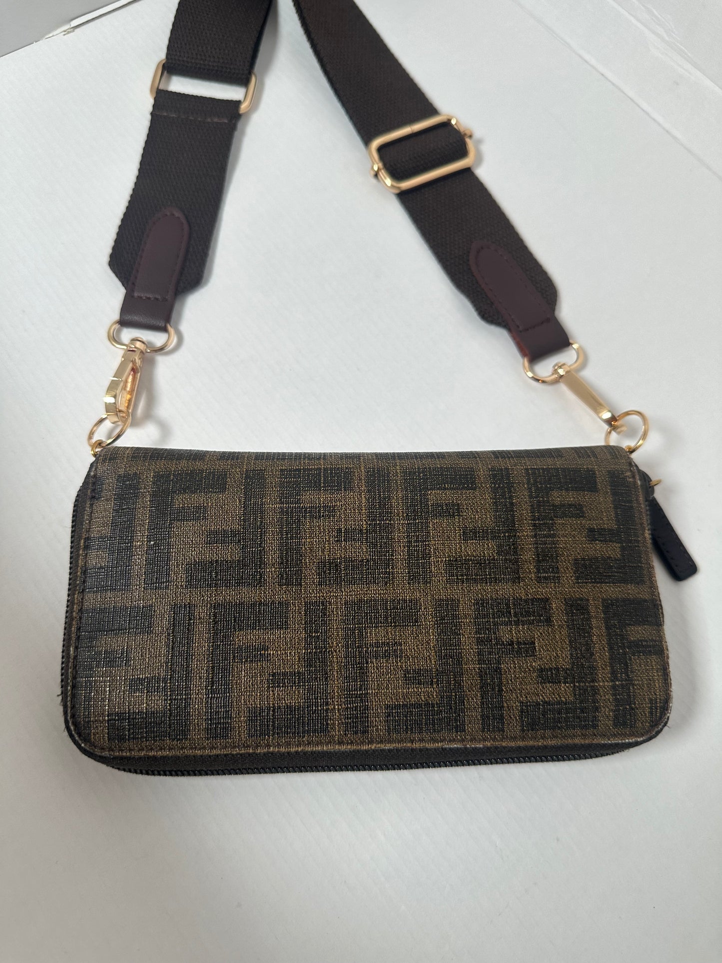 Fendi wallet zippy / crossbody