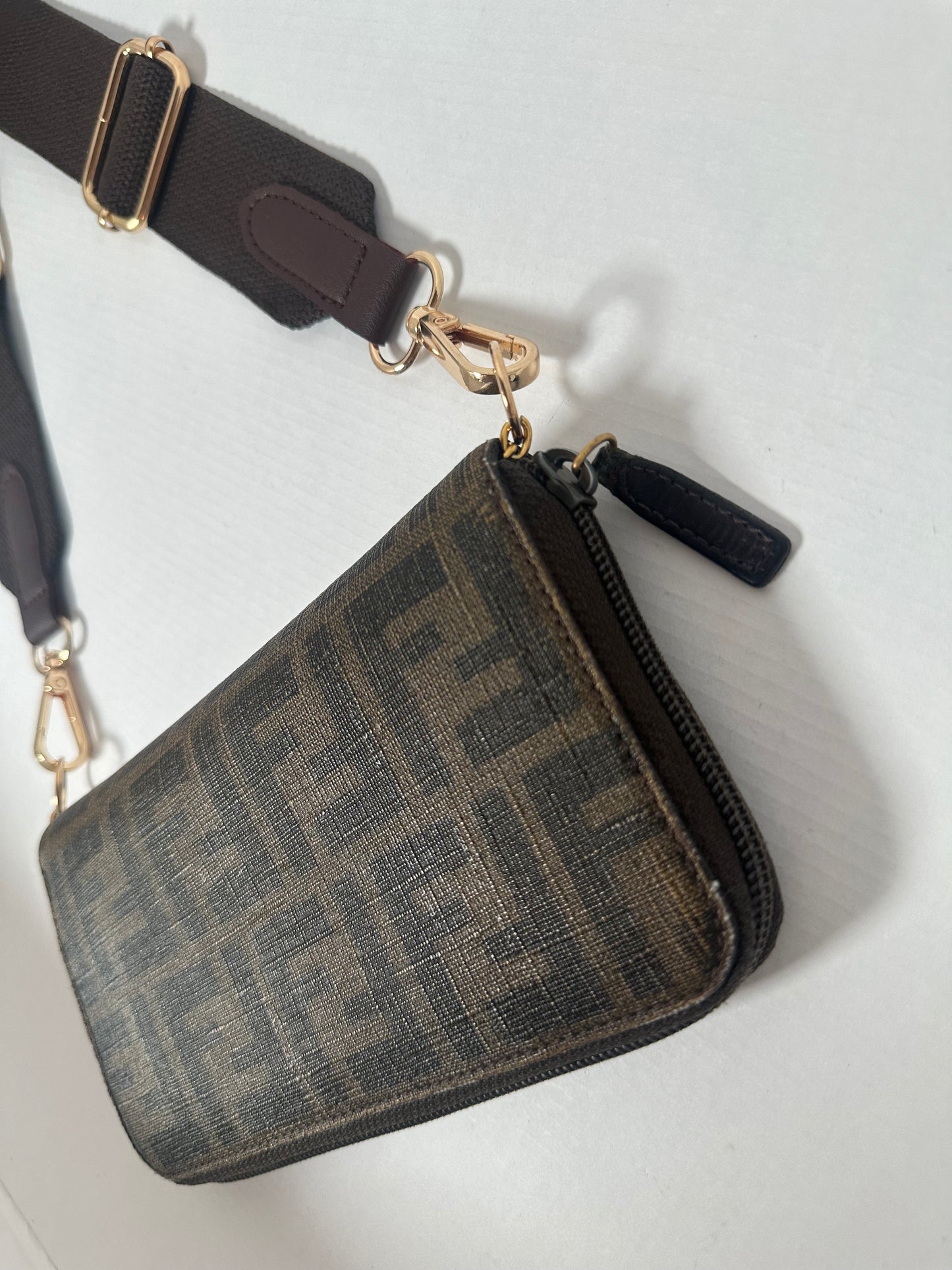 Fendi wallet zippy / crossbody