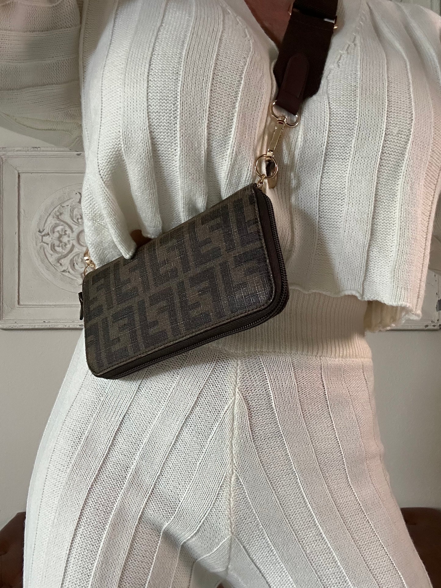 Fendi wallet zippy / crossbody