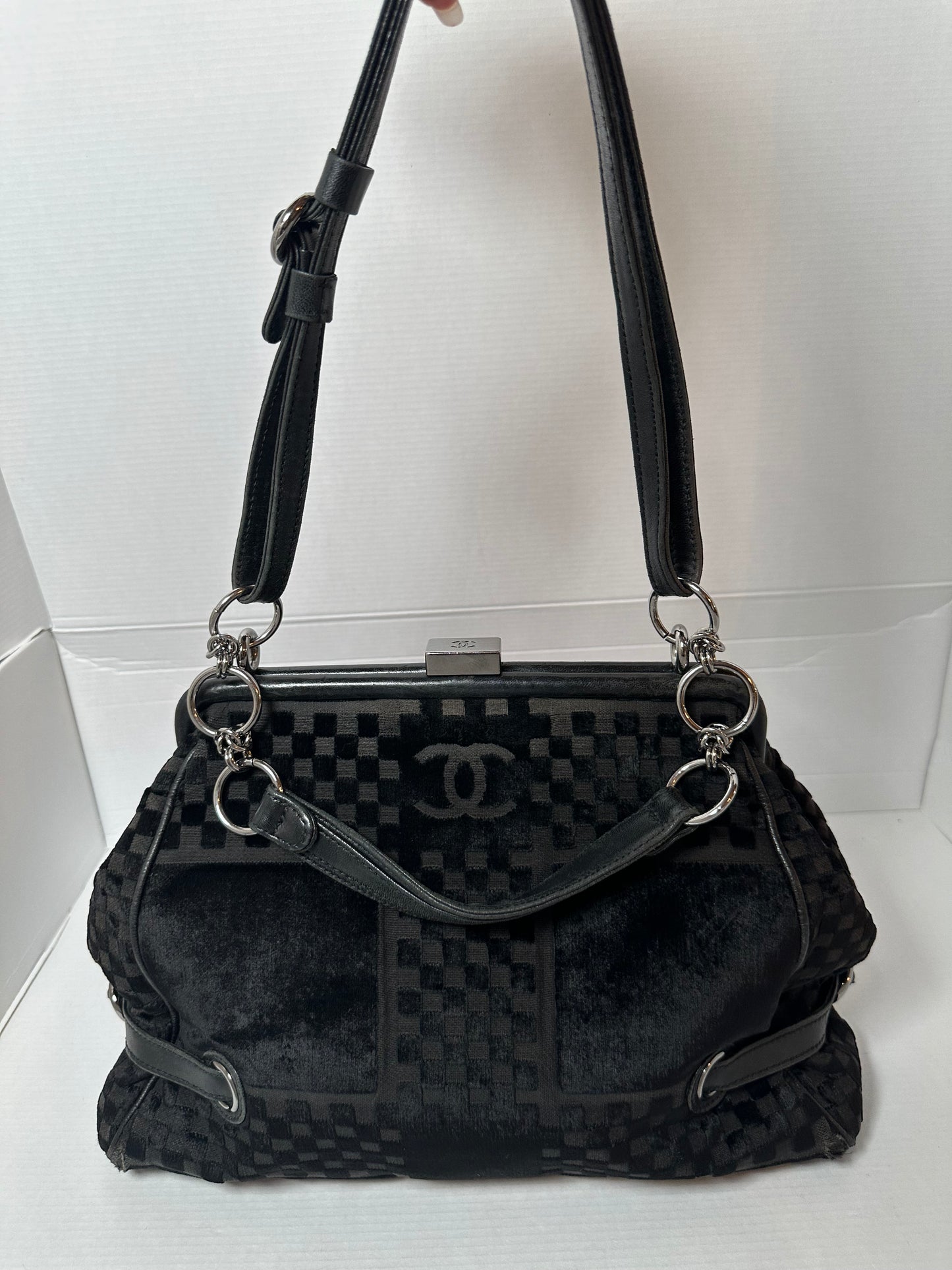Chanel embossed velvet cc shoulder bag.