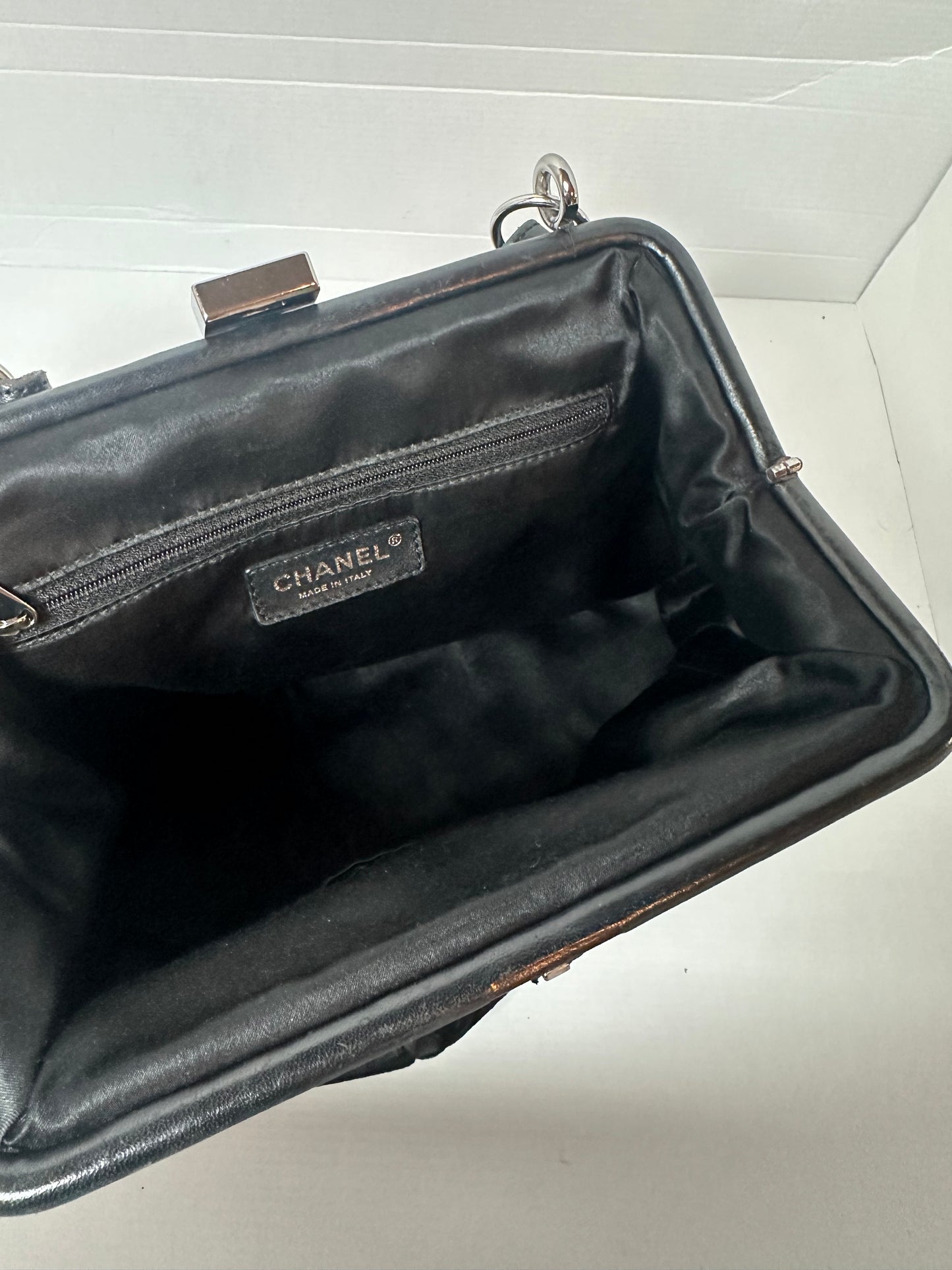 Chanel embossed velvet cc shoulder bag.