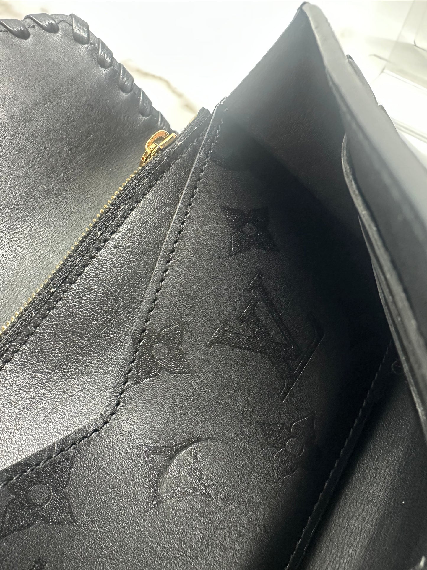 Available Louis Vuitton Cuir Plume Very Black Long Wallet