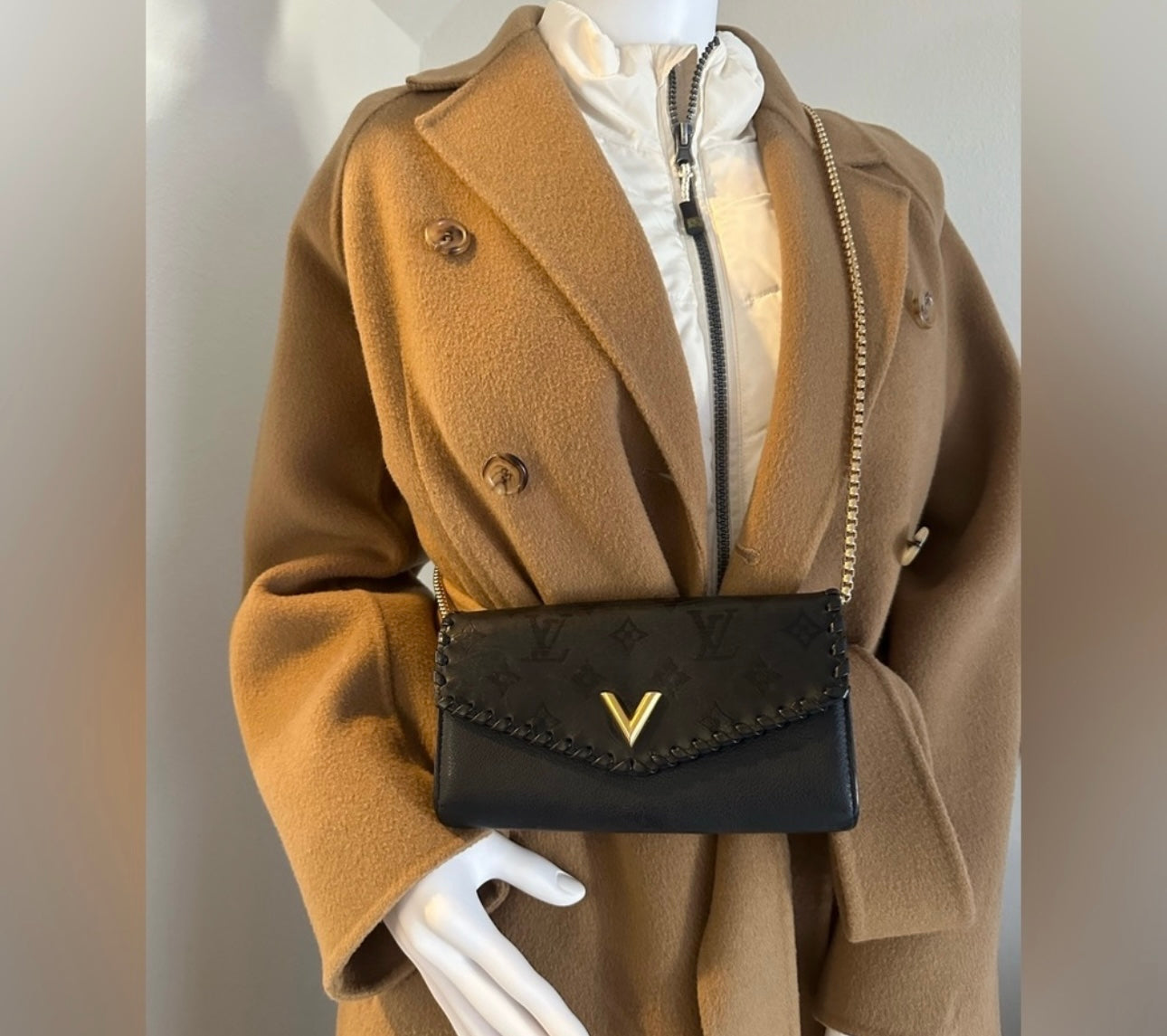 Available Louis Vuitton Cuir Plume Very Black Long Wallet