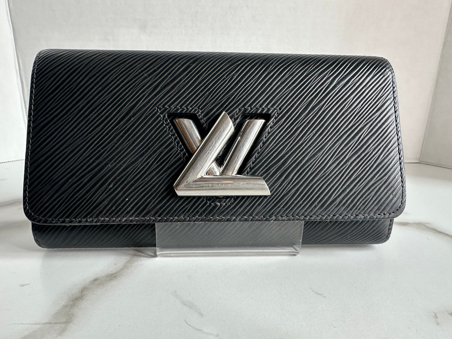 Louis Vuitton Twist wallet in Epi leather/ twist lock