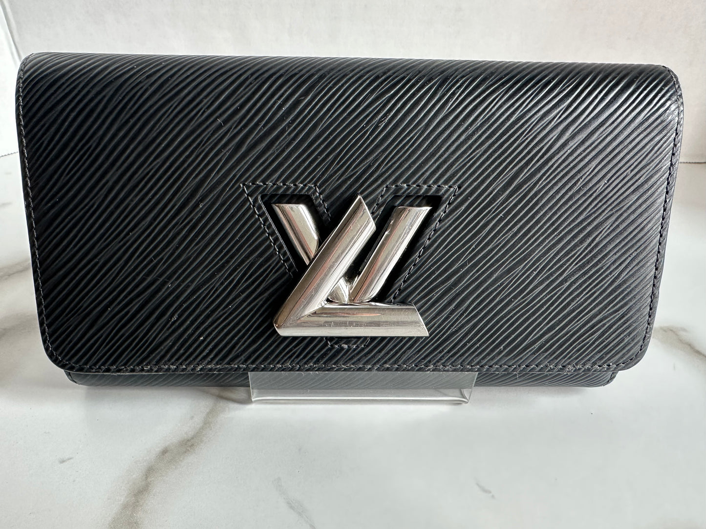 Louis Vuitton Twist wallet in Epi leather/ twist lock