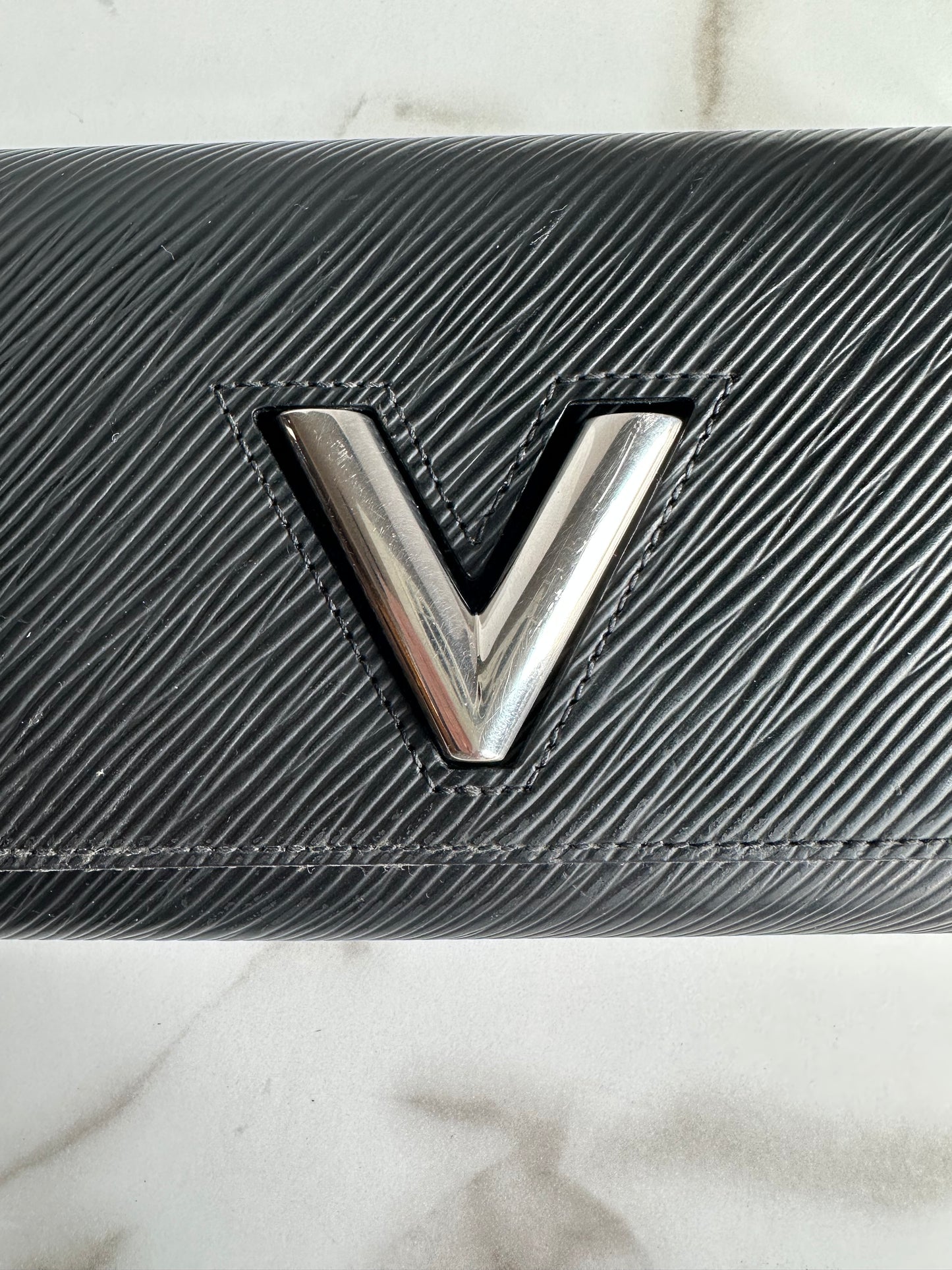 Louis Vuitton Twist wallet in Epi leather/ twist lock