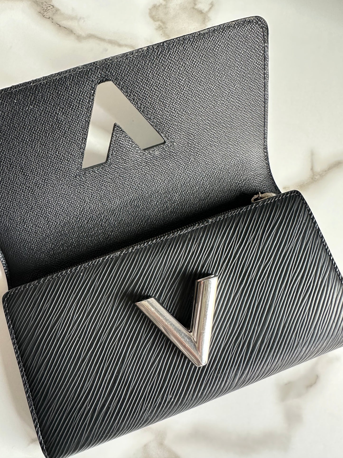 Louis Vuitton Twist wallet in Epi leather/ twist lock