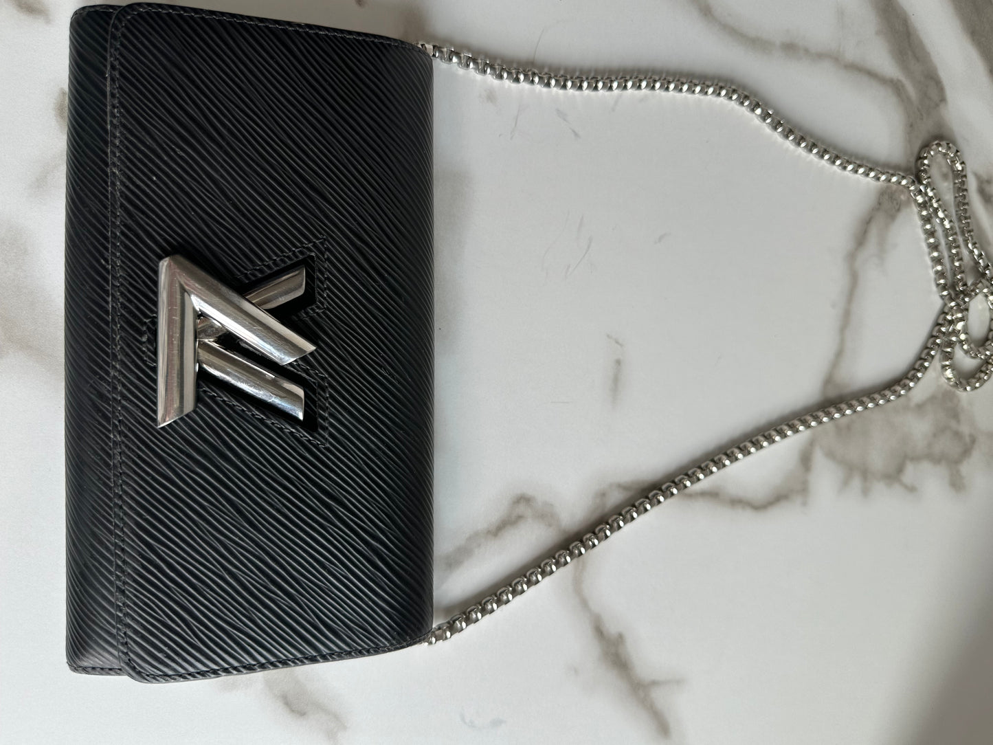 Louis Vuitton Twist wallet in Epi leather/ twist lock