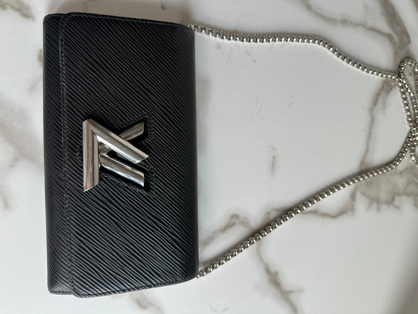 Louis Vuitton Twist wallet in Epi leather/ twist lock