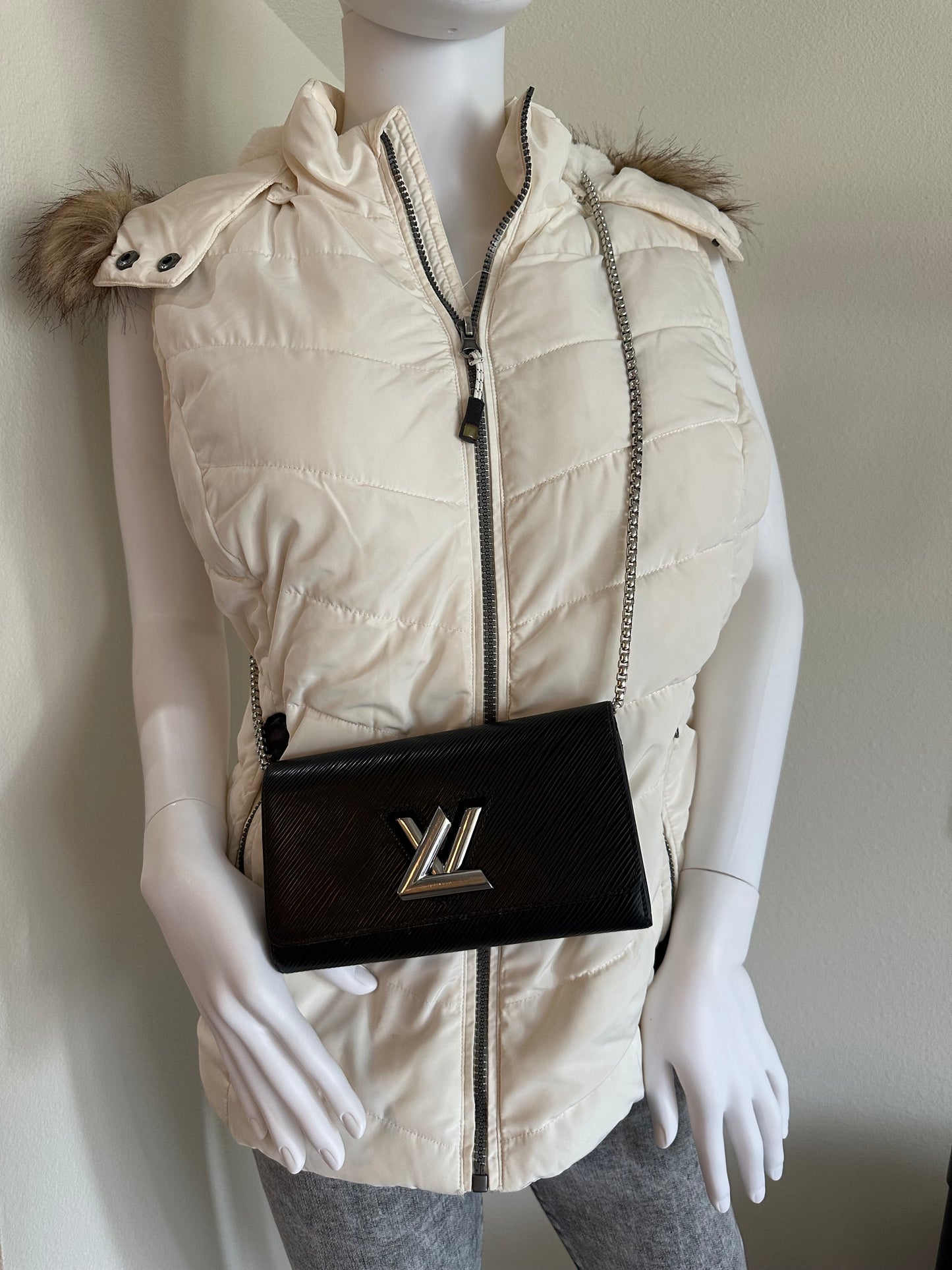 Louis Vuitton Twist wallet in Epi leather/ twist lock