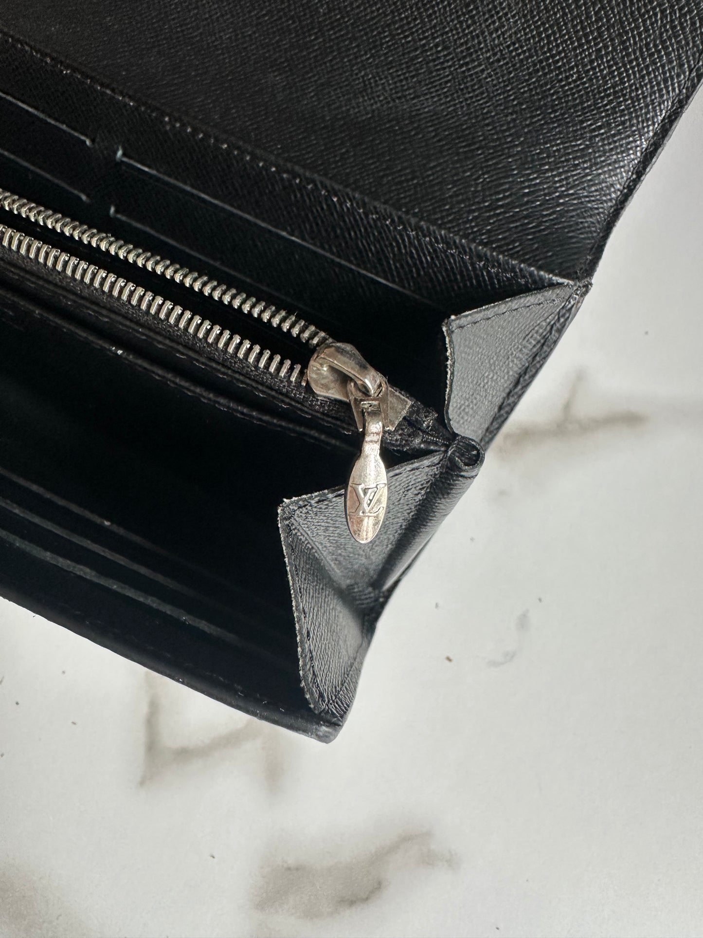 Louis Vuitton Twist wallet in Epi leather/ twist lock