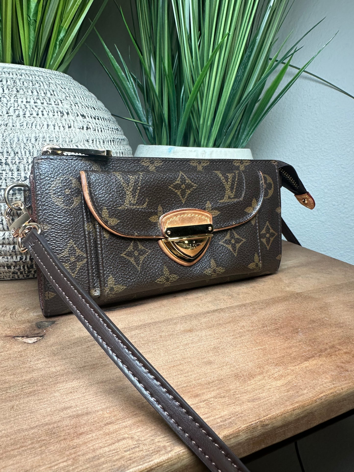 Louis Vuitton Astrid Wallet / crossbody